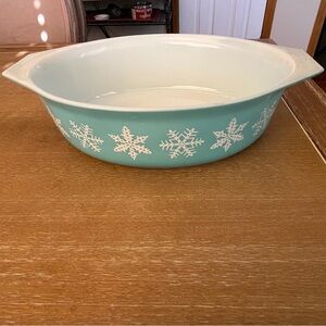 Pyrex Vintage Turquoise Snowflake Patterned 2 1/2 qt oval Baking Dish